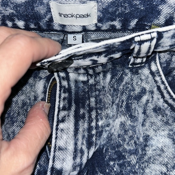 NWOT Sneak Peak acid wash color, distressed jeans never worn - Picture 3 of 3